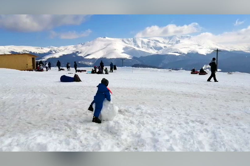 Distracție, săniuș și schi pe Muntele Mic în plină primăvară VIDEO