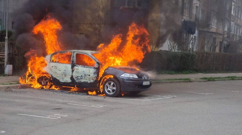 Un autoturism a ars ca o torță într-o parcare de pe Aleea Herculane din Reșița VIDEO