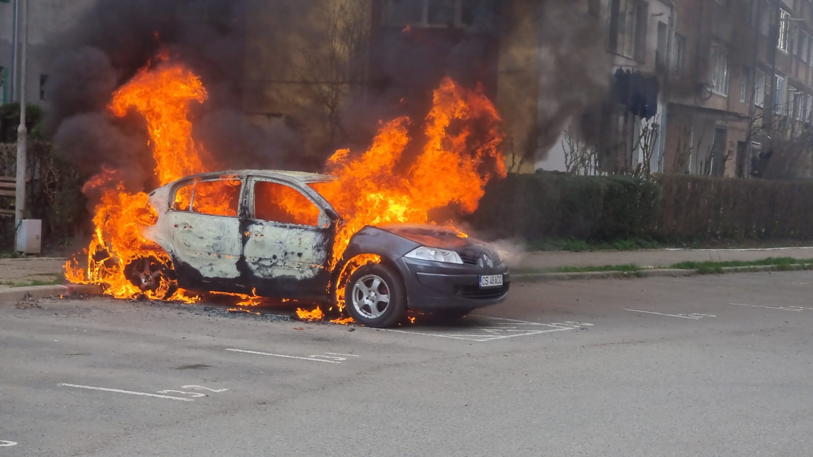 Un autoturism a ars ca o torță într-o parcare de pe Aleea Herculane din Reșița VIDEO