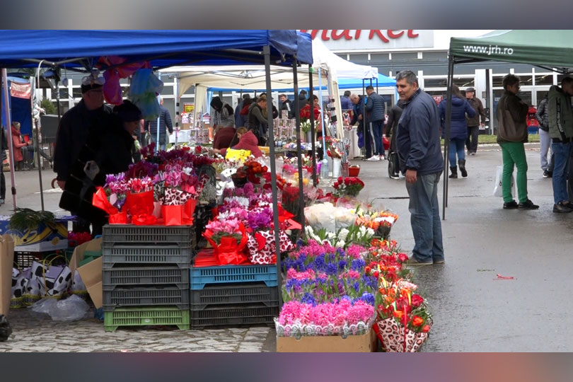Vânzări slabe și cumpărători puțini la Reșița la Târgul de flori de 8 Martie VIDEO