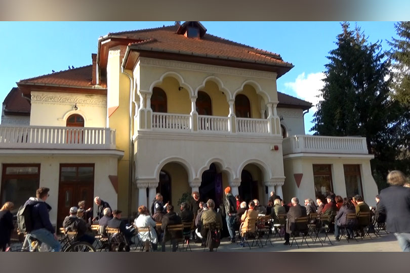 Poezia a fost scoasă în stradă la Reșița, în fața Palatului Cultural VIDEO