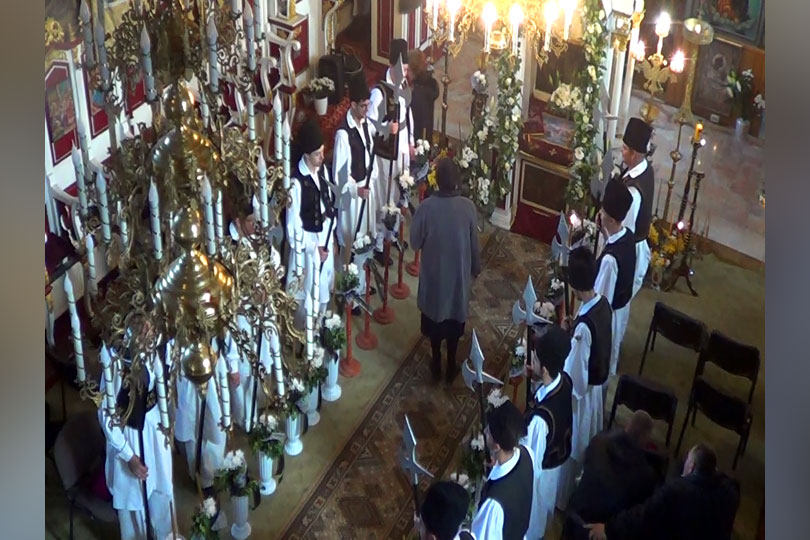 Prohodul cu mormântul lui Hristos păzit de către Garda înarmată cu lăncii la Bozovici VIDEO