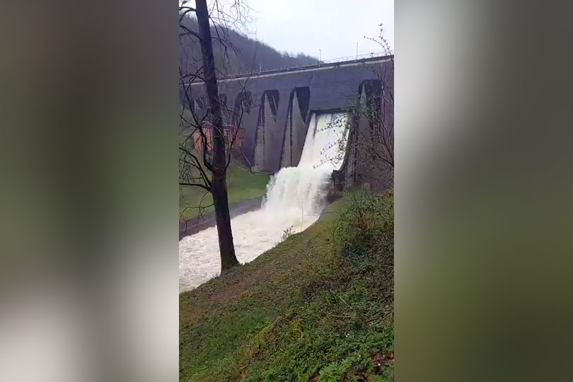 Barajul Secu de pe Bârzava este plin ochi și deversează controlat prin gurile de preaplin VIDEO