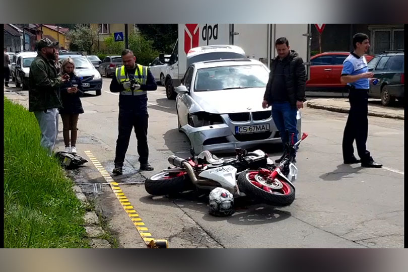 ACCIDENT CU MOTOCICLETA SI AUTOTURISM IN ZONA GARA DE SUD DIN RESITA VIDEO