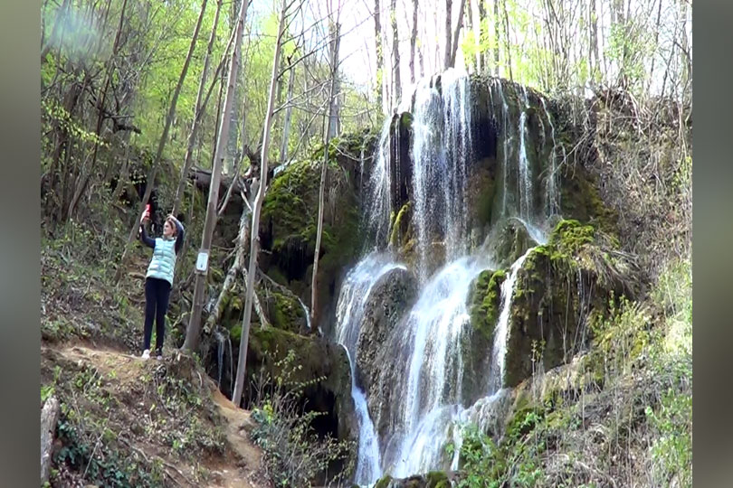 Turiști din întreaga țară au ales Cascada Modăvița și Burăul Mare în prima zi de Paște VIDEO