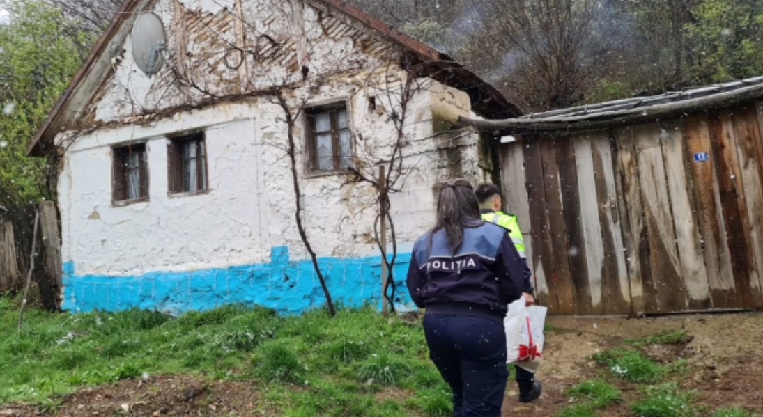 Daruri de Iepuraș de la polițiști pentru bunici și copii din Ciudanovița VIDEO
