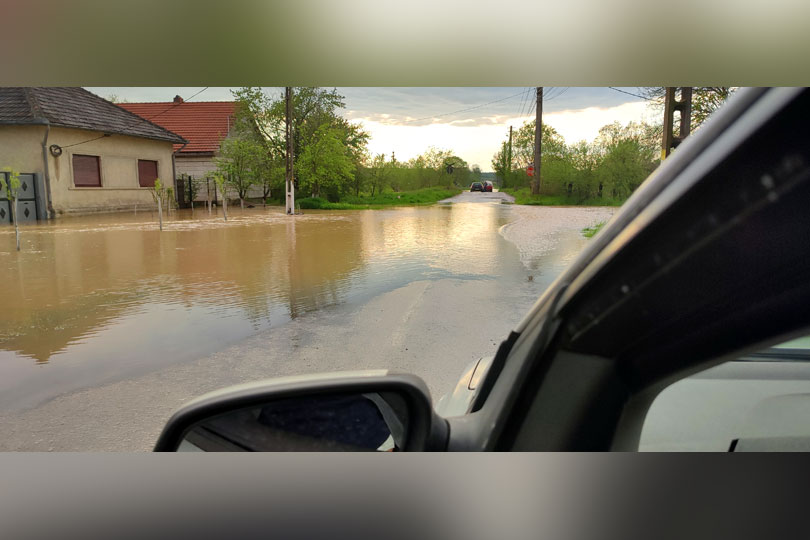 Râul Fizeș și-a ieșit din matcă și a inundat satul și drumul EXCLUSIV VIDEO
