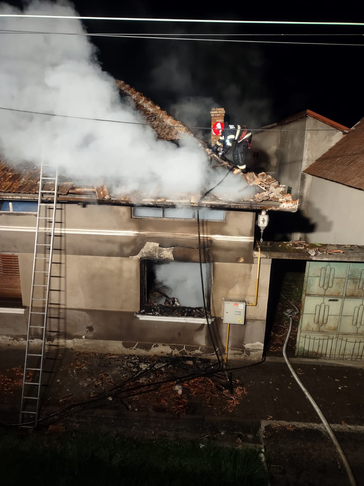 O casă din Oțelu Roșu a ars de la un reșou electric