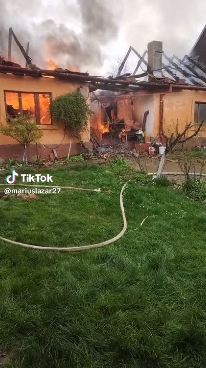 Un corp de casă de 50 mp a fost distrus de un incendiu la Teregova în ziua de Pasti VIDEO