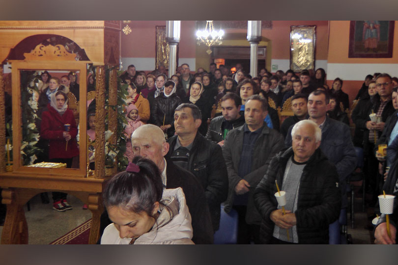 Învierea în Rusca Teregova cu sute de credincioşi în biserica din mijlocul satului VIDEO