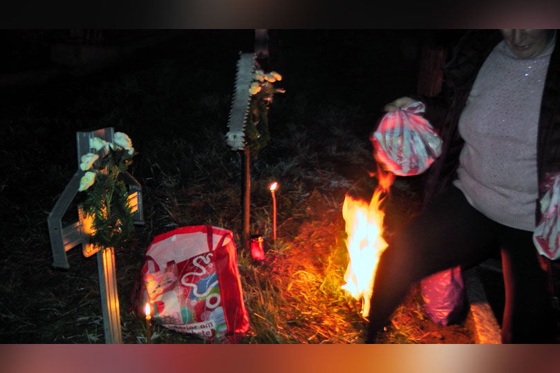Joii Mari in cimitirul la gugulanii din Rusca Teregova de pe Valea Timișului – Căldură și apă neîncepută de pomana morților VIDEO