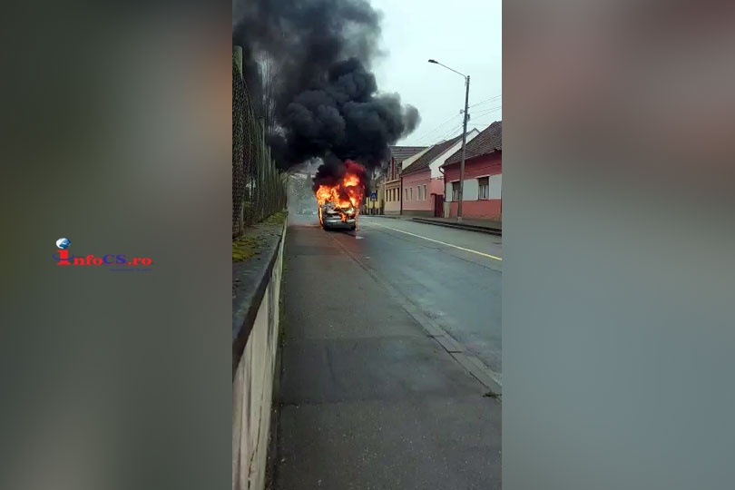 Un microbuz a ars ca o torță în mijlocul Reșiței EXCLUSIV VIDEO