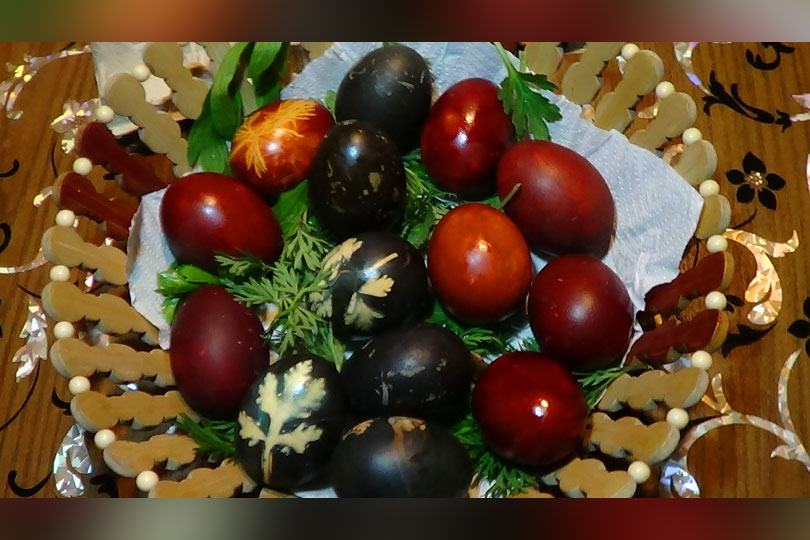 Tradiții și obiceiuri în Joia Mare pe Valea Almăjului – Vopsitul ouălor  VIDEO