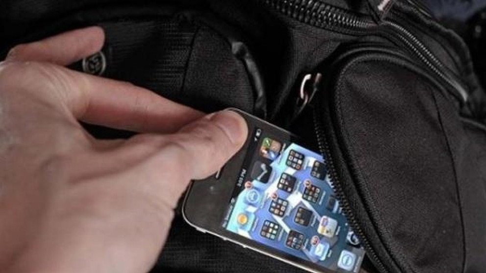 Hoț de telefoane din buzunare prins de polițiștii cărășeni