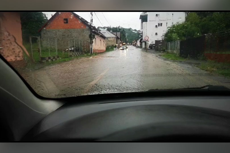 Cod roşu de inundaţii peste C-S Conform avertizărilor meteorologice VIDEO