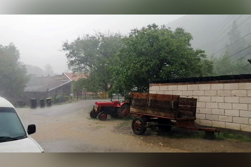 Ploaie de cod portocaliu cu probleme – Gospodarii, străzi şi terenuri inundate în Almăj VIDEO