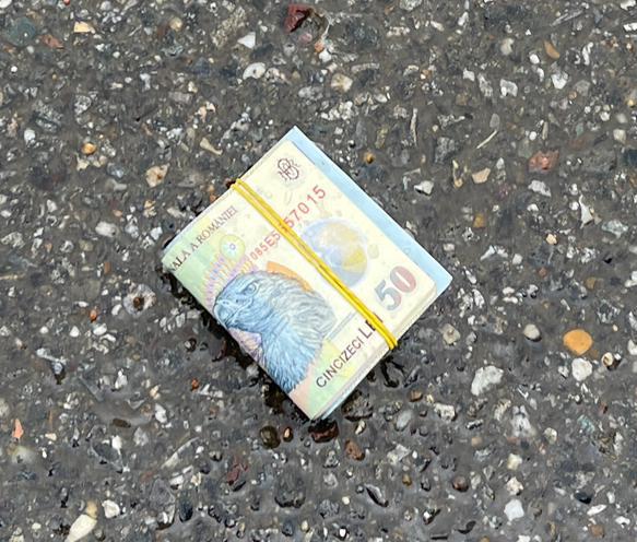 În conformitate cu valorilor sale, tânărul jandarm a înapoiat suma de bani găsită pe stradă
