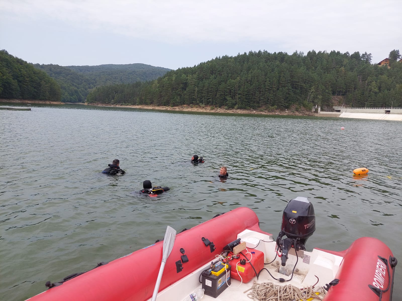 Pompierii militari și scafandrii au continuat căutare medicului disparut în lacul Gozna din Văliug