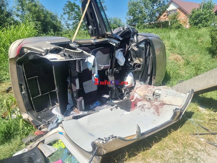 Șoferul de 79 de ani a pierdut controlul volanului și s-a izbit cu mașina de un stâlp VIDEO