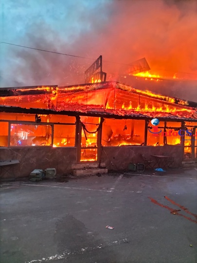 Incendiu devastator la Băile Herculane – A ars hanul lui Vasi de la gară VIDEO