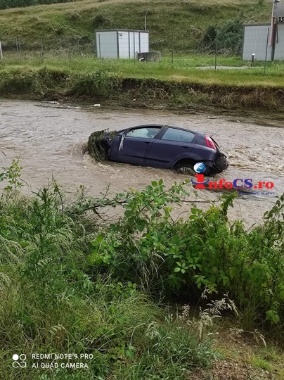 Cod roșu de vreme rea in Caras Severin – Străzi inundate, grindină și mașină luată de ape în Caraș Severin VIDEO
