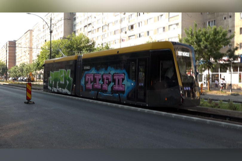 Garnitură de tramvai ,,pictată” cu însemne grafitti VIDEO
