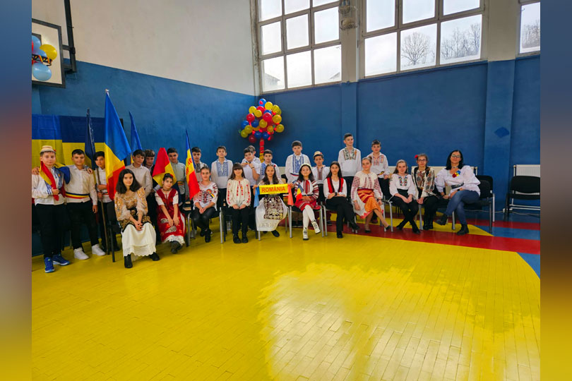 Elevii și cadrele didactice de la Colegiul Național Mircea Eliade Reșița au spus într-un glas: ,,La mulți ani, România mea!” VIDEO