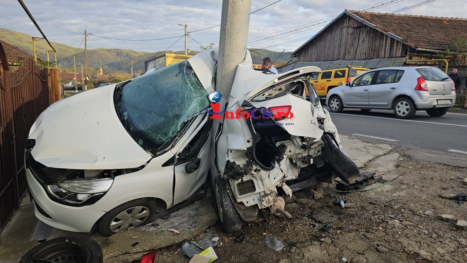 Accident incredibil la Bocsa cu autoturism înfășurat după un stâlp VIDEO