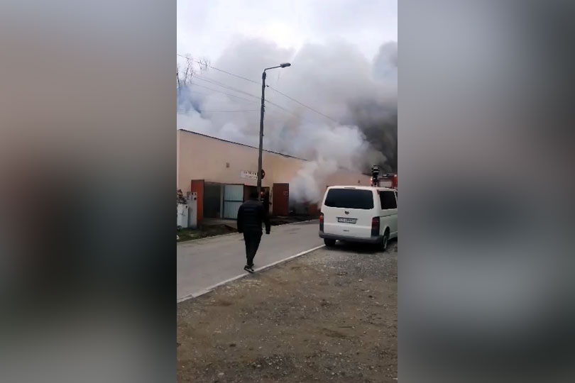 Incendiu la un service auto din municipiul Reșița – 8 garaje în flăcări VIDEO EXCLUSIV
