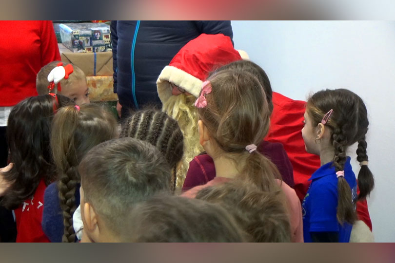  Moș Crăciun a sosit la Reșița și vine din Germania cu peste 800 de cadouri VIDEO