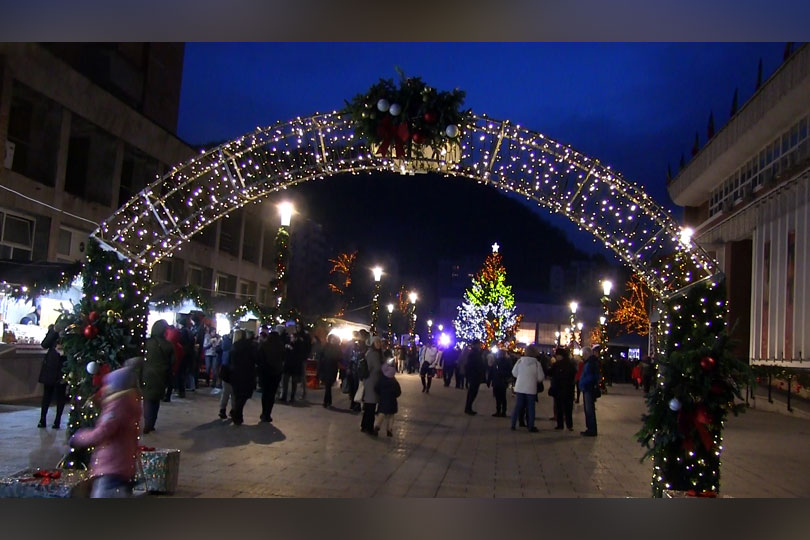 În Târgul de Crăciun de la Reșița s-au aprins luminile de sărbătoare VIDEO