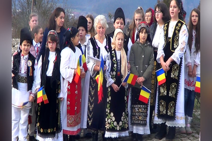 Ziua Națională sărbătorită în Bozovici cu serviciu religios, spectacol, răchie fiartă și fasole cu ciolan VIDEO