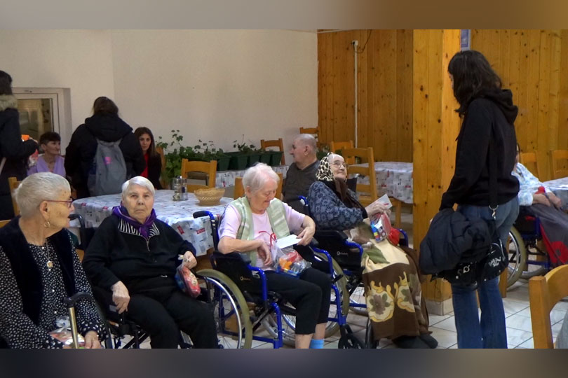 Moș Niculae a sosit la bătrânii de la Căminul pentru persoane vârstnice din Reșița VIDEO