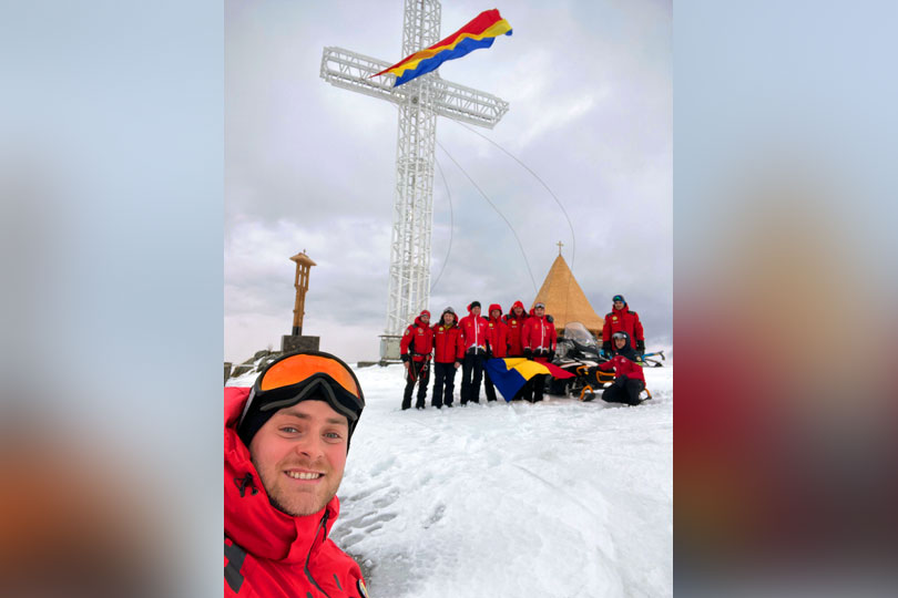 Ziua Națională 2023 cu un tricolor imens pe Crucea Eroilor de pe Muntele Mic VIDEO