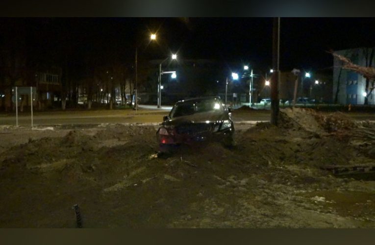 Un șofer drogat a sărit cu mașina în spațiul verde din sensul giratoriu din Govândari VIDEO