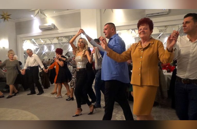 Mare petrecere la Reșița de Sfântul Ion – Balul pensionarilor cu distracție la maxim VIDEO