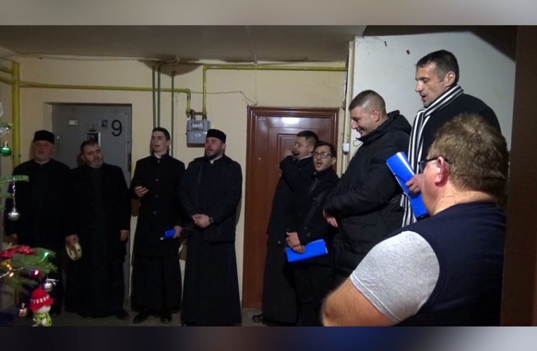 Și în acest an, un grup de preoți din Reșița a dus tradiția colindului mai departe VIDEO