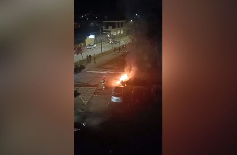 Autoturism in flăcări in parcarea blocului – Atenție șoferi! VIDEO