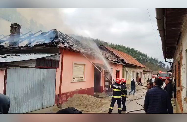 Trei case din comuna Lăpușnicu Mare cuprinse de flăcări VIDEO