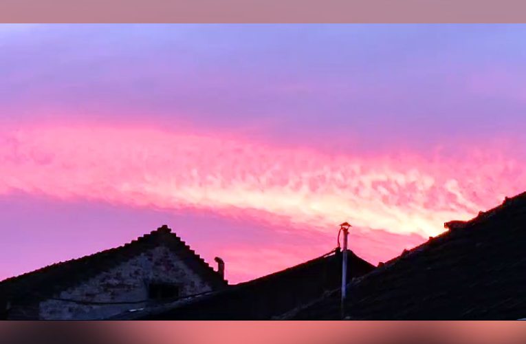 Imagini spectaculoase cu cerul roșu peste Banatul Montan, la asfințit VIDEO