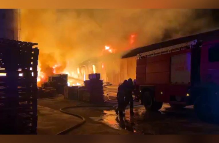Foc devastator pe 2000 de mp la fabrica de mobilă din Bocşa VIDEO EXCLUSIV